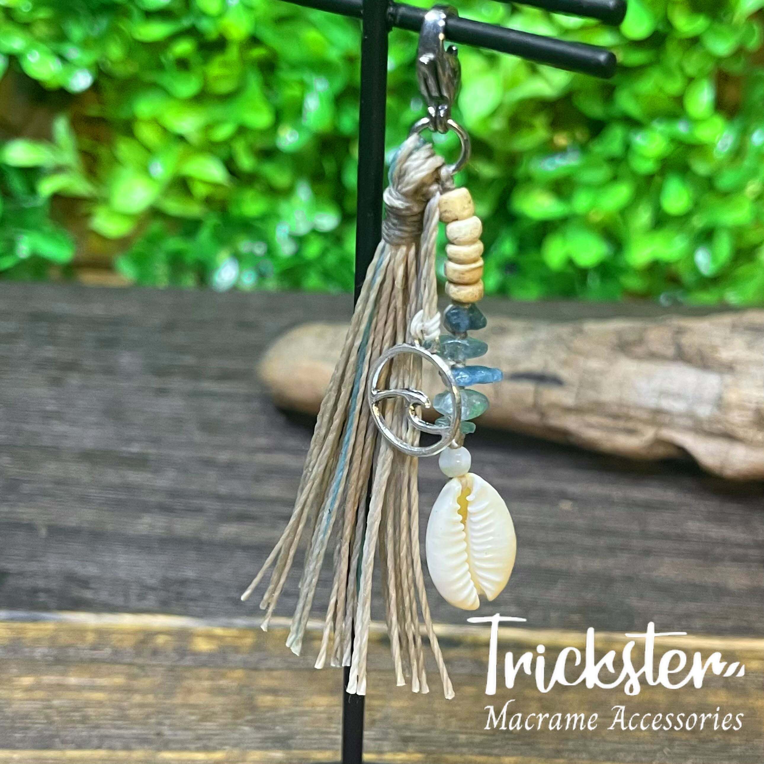 14KGF アパタイトとアメジストのチャーム 子安貝 アパタイト マクラメチャーム C05 | Trickster マクラメ