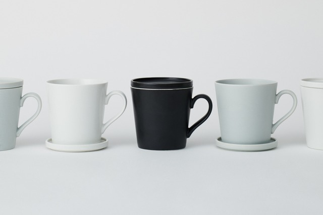重なるマグと、日々積み重ね。デスクの上にピントを合わせる「FOCUS MUG」