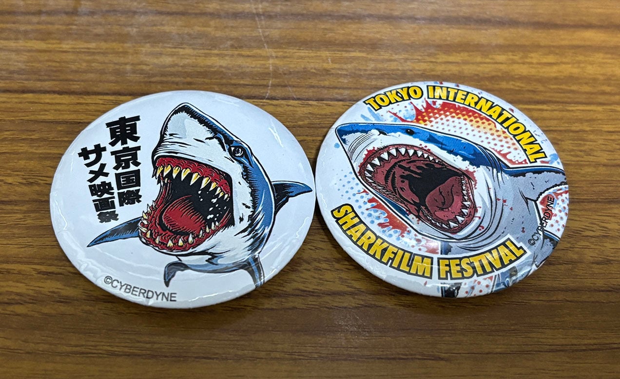 東京国際サメ映画祭缶バッジ 2個セット おまけステッカー付 | 黒鮫商店