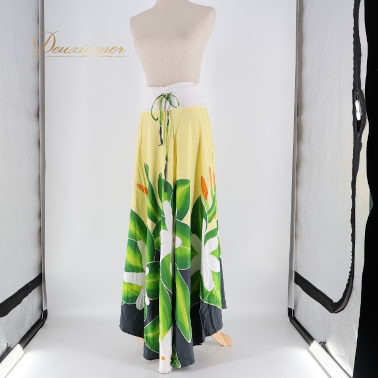 フラダンス 衣装 スカート PUKANA イエロー系 シングル アシンメトリー ティアレ柄 かわいい 華やか 鮮やか 明るい カラフル 黄 緑 白 黒 ハワイアン アロハ ハワイアンプリント フラ ダンス レッスン 練習 おしゃれ さわやか