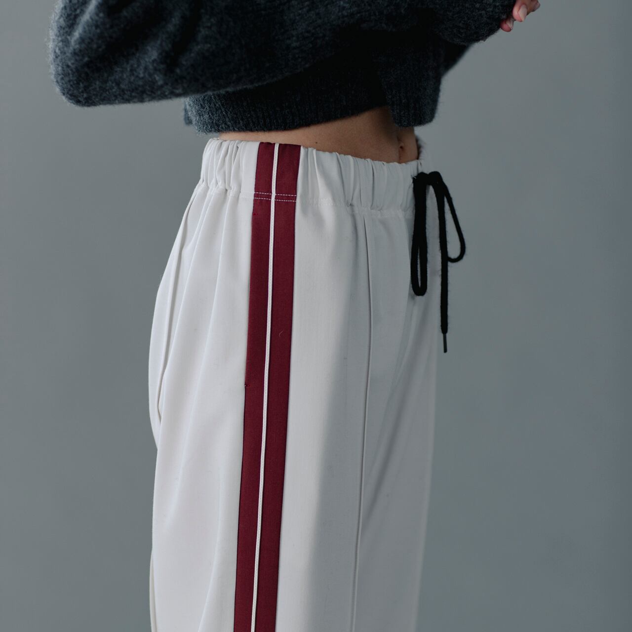【23A/W】AO-09 LINE TROUSERS / off white × red line | akio
