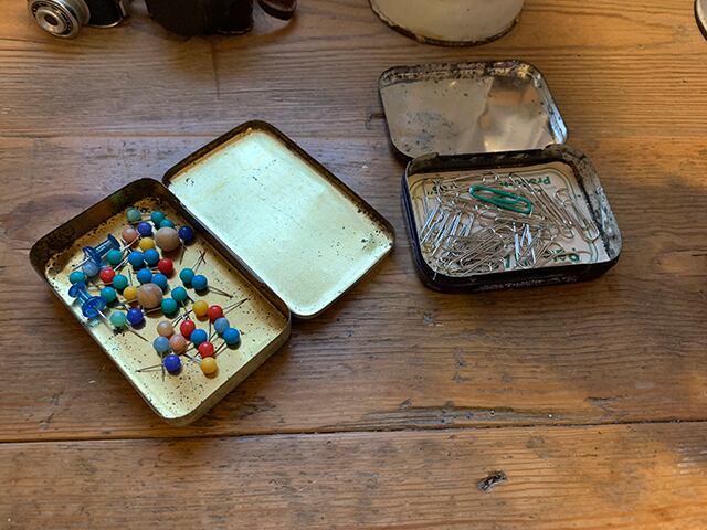 <セット商品>仏語の文字が入った小さなTin缶とキーホルダー フレンチブロカント