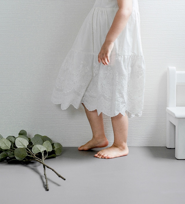 Scalloped embroidery dress<White>