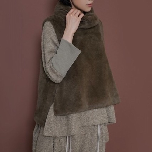 【 CYAN TOKYO 】バックオーバーハイネックファーベスト