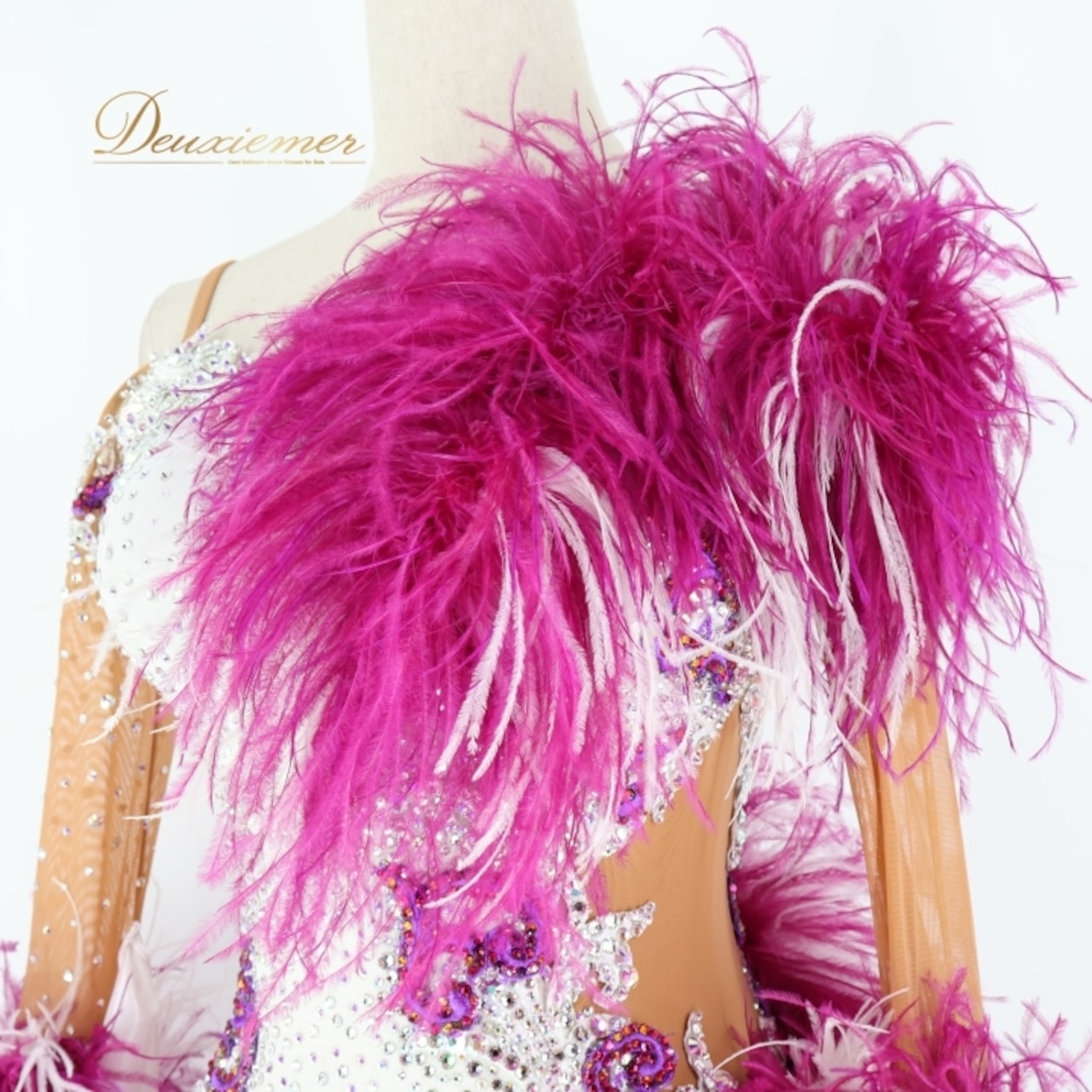 社交ダンス 衣装 スタンダードドレス ワンピース ドレス スタンダード フロート ファー レース ボリューム フリル デモ 競技 ダンス パーティ 発表会 白 紫 豪華 高級感 ホワイト系 パープル系 フェザー 美シルエット 光沢感 エレガント イベント 発表 ロングドレス 専用ドレス コスチューム 競技用ダンス衣装 女性用