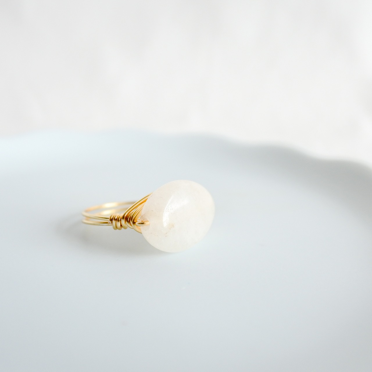 ホワイトジェイド　だえん　ゴールドの指輪