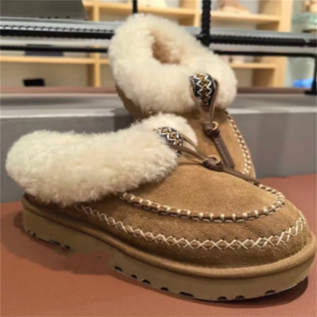 【送料無料】 サンダル ムートン 2色 靴 シューズ ローヒール ラウンドトゥ 丸トゥ 厚手生地 スエード ふわふわ ボア素材 可愛い 大人可愛い シンプル カジュアル コンサバ 華やか 大人 上品 おしゃれ 主役級 こなれ感 高見え 高級感 無地 冬 レディース レディース 女性用 ママ 10代 20代 30代 40代 デート お出かけ 女子会 お呼ばれ 休日 お茶会 授業参観 デイリーユース 普段使い ファッション コーデ スタイル 楽ちん 歩きやすい 定番 プチプラ