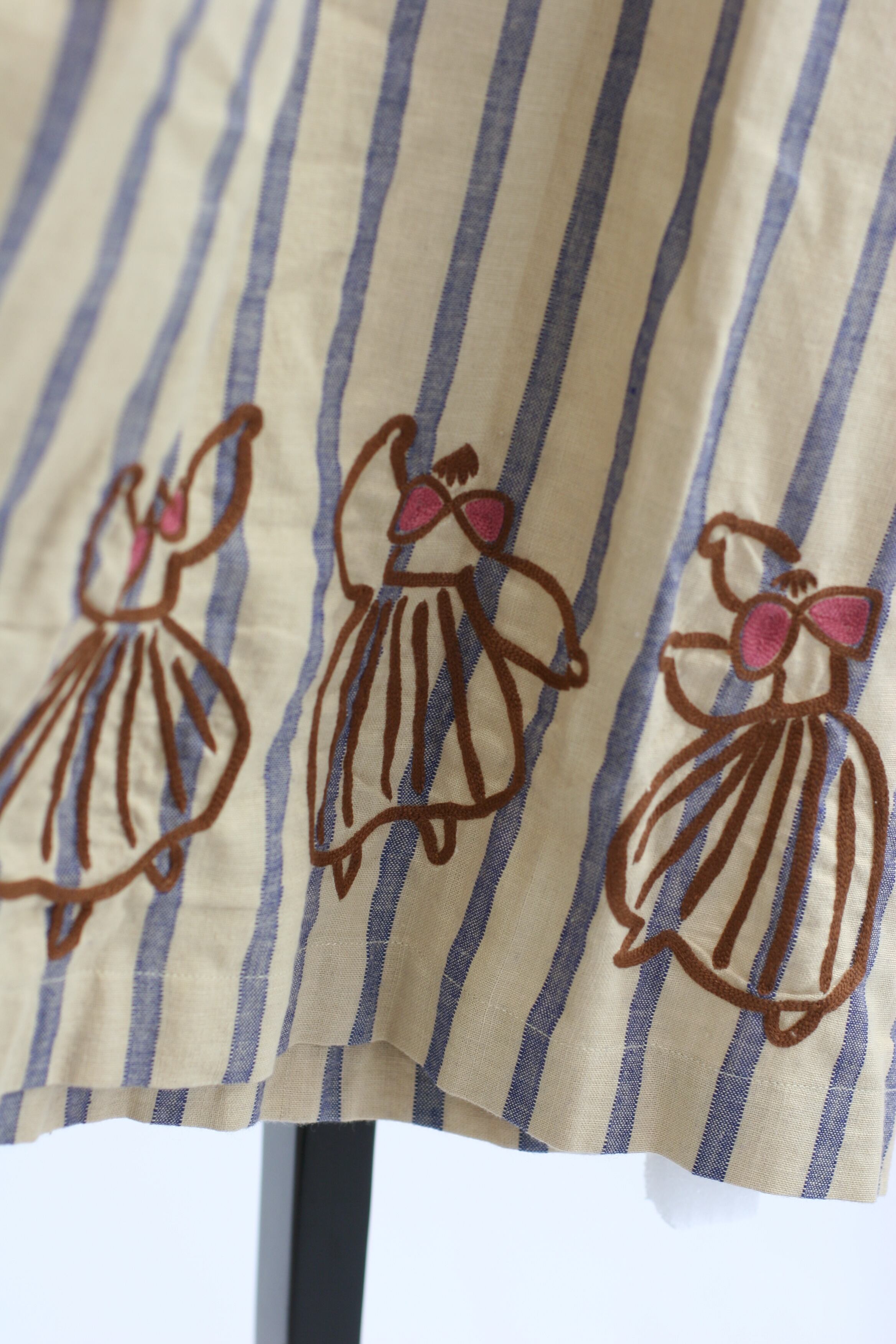 BUNON(ブノン) Hand Print & Dance Embroidery Back Ribbon Dress