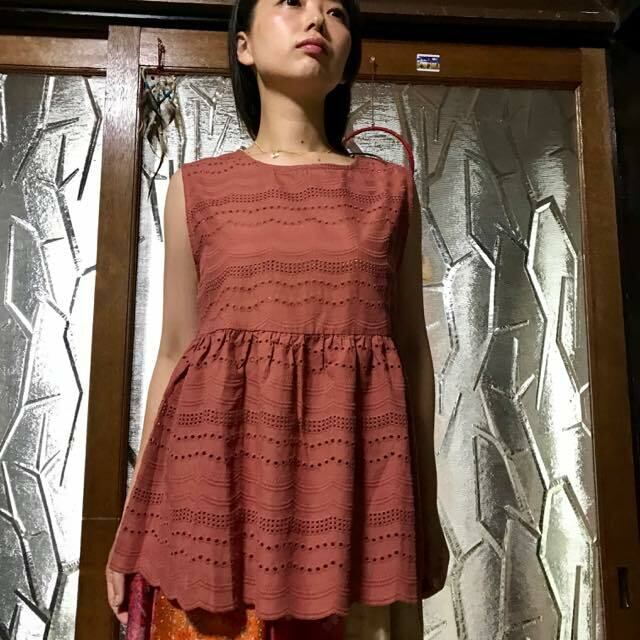 胸切り替えフレアが可愛いローン素材の涼しげなレースブラウス