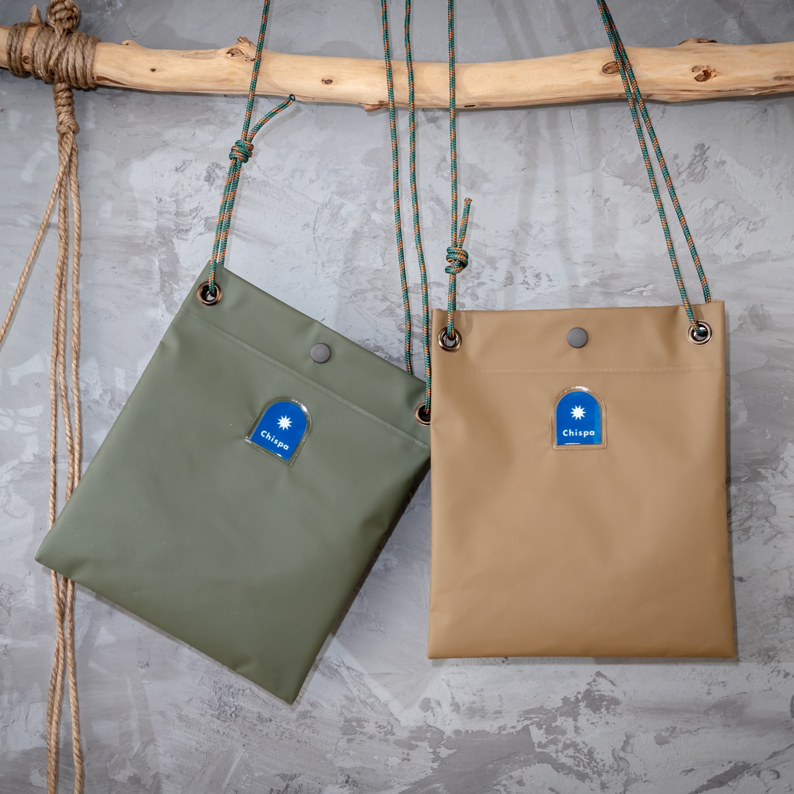 CHISPA 防水「サコッシュ」Aグリーン/Dカーキ（フリーサイズ） | CHISPA