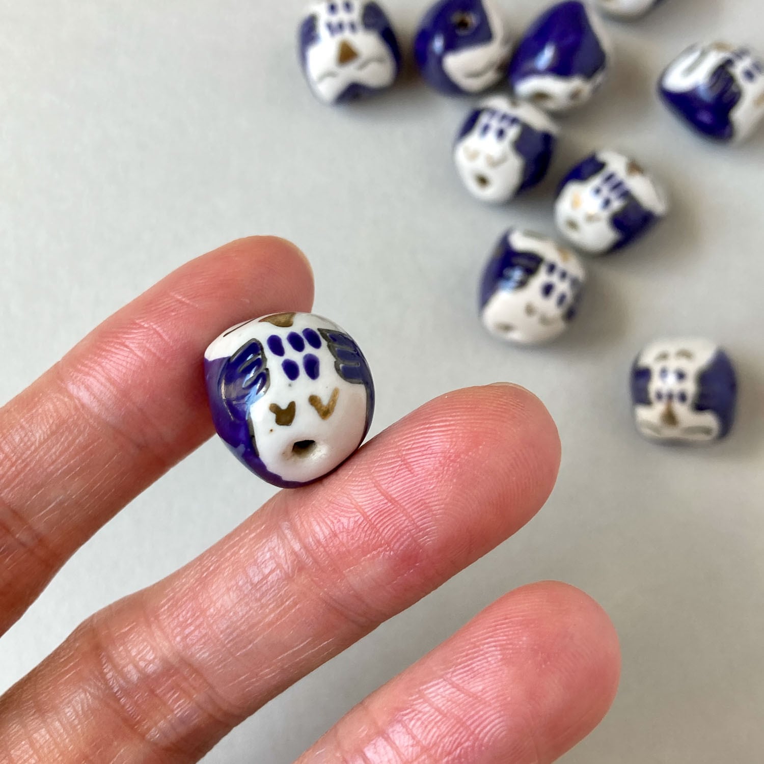 おやすみフクロウの陶器ビーズ（10mm） | Dua-アクセサリーパーツショップ