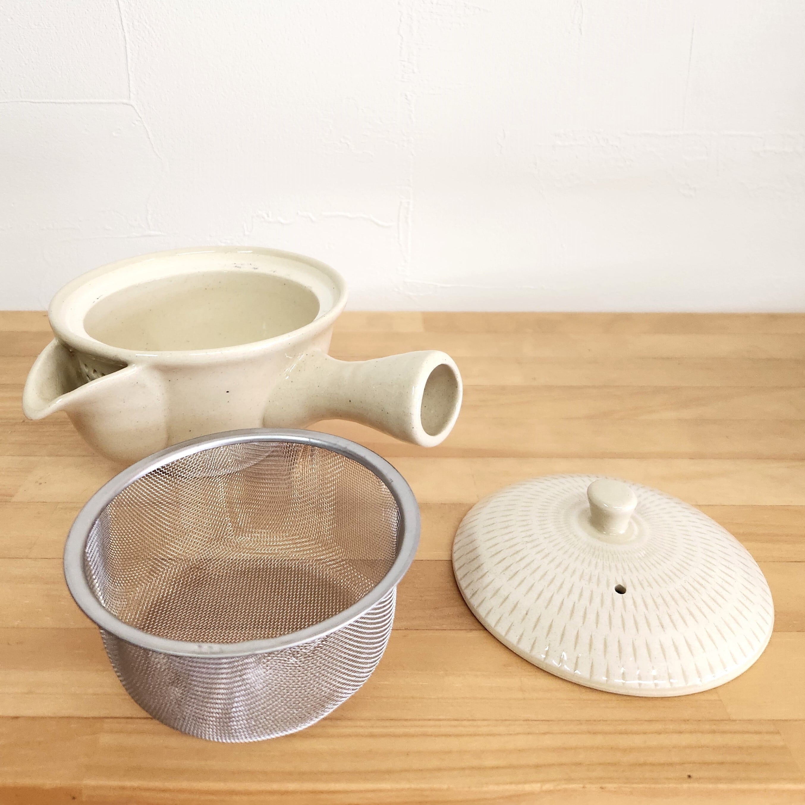 白刷毛飛び鉋 雀口急須（網付）利左エ門窯 波佐見焼 | sankyoudou