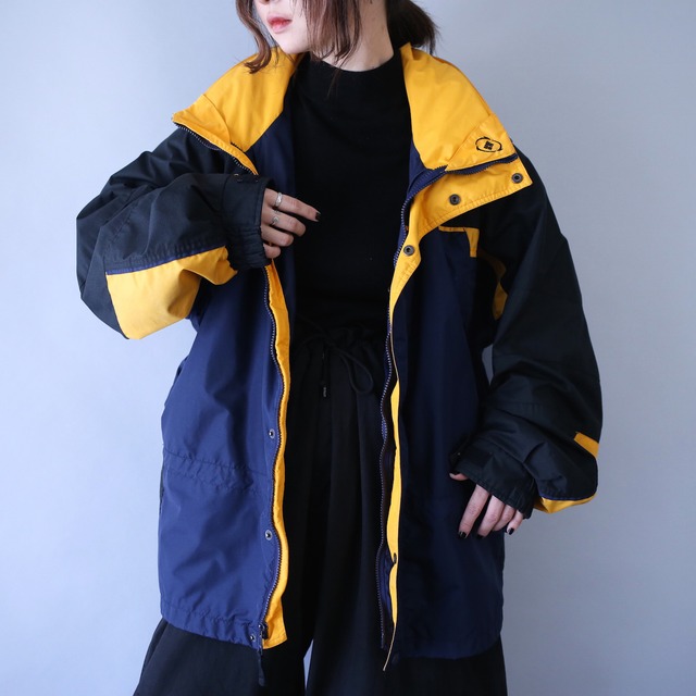 "Columbia" good coloring 3-tone design over silhouette mountain parka