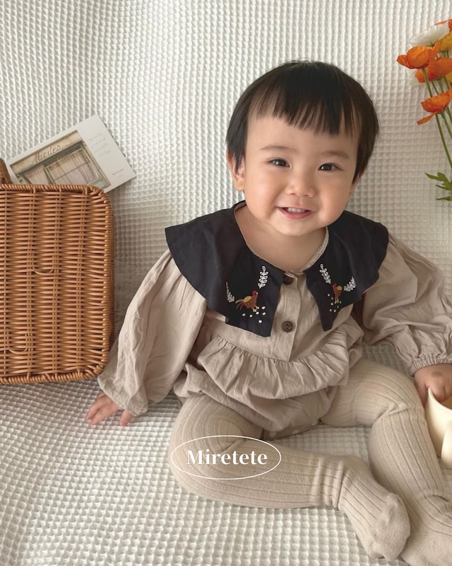 【取寄】刺繍襟がアクセントのモノトーンバイカラーロンパース