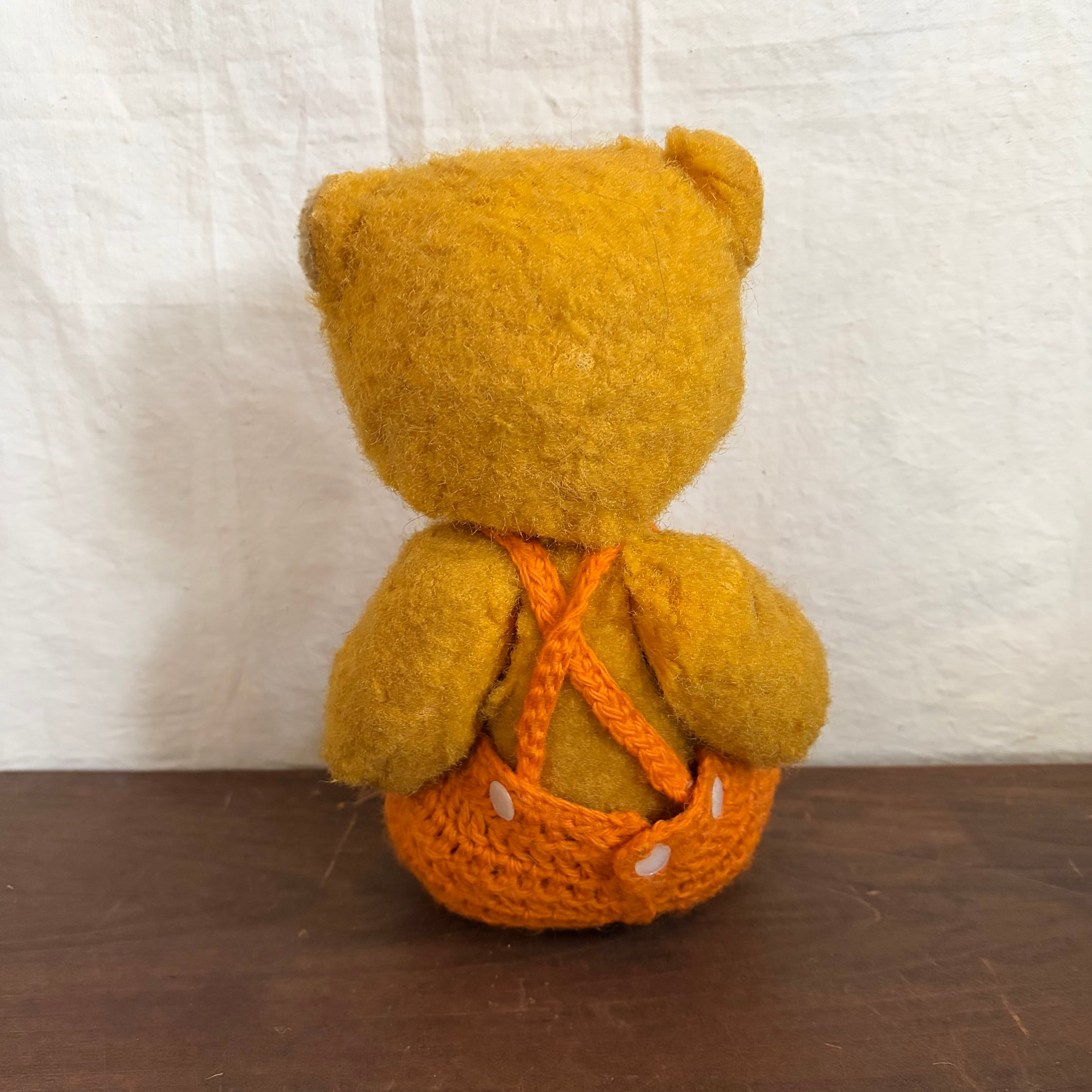 オレンジ色のエプロンをしたくま | tsuitachi craft&brocante