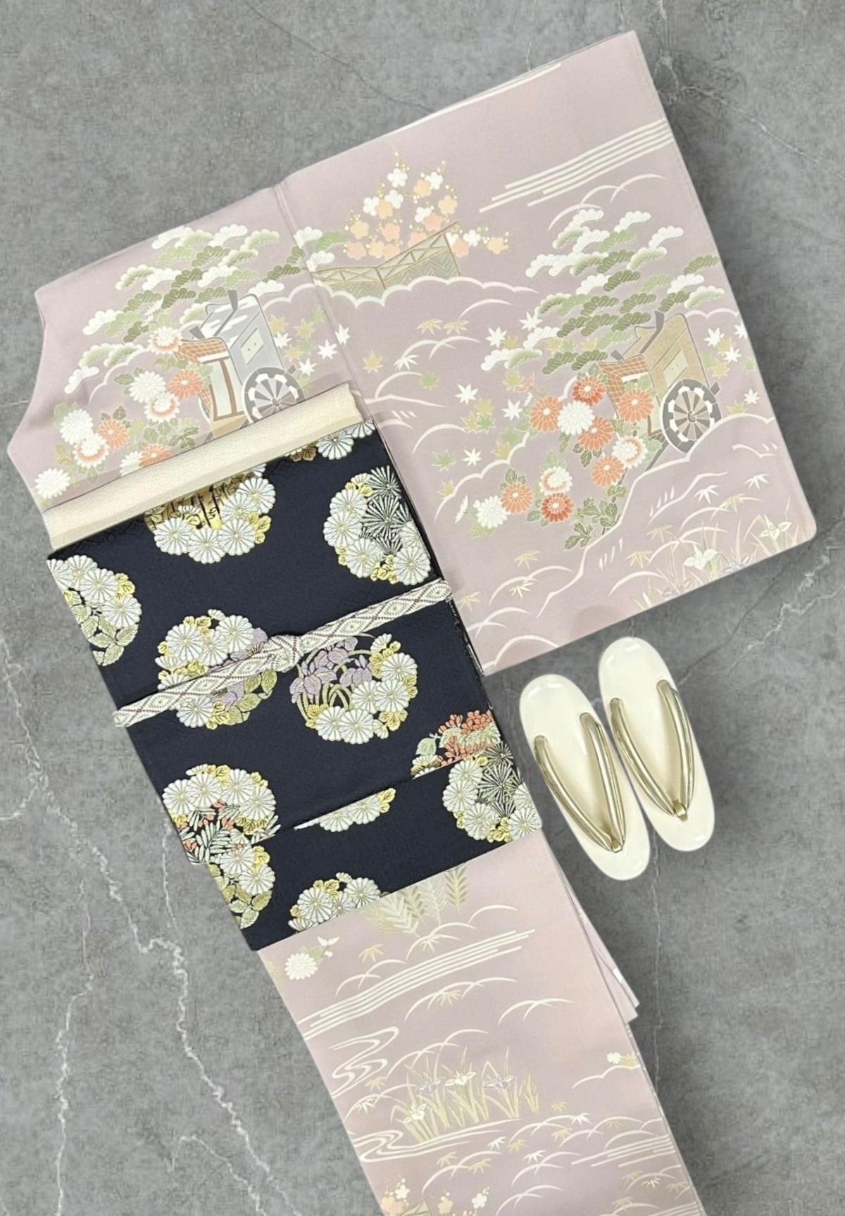 訪問着 ピンクがかった薄柿色の地 上品な四季の花 御所車など 金駒刺繡 