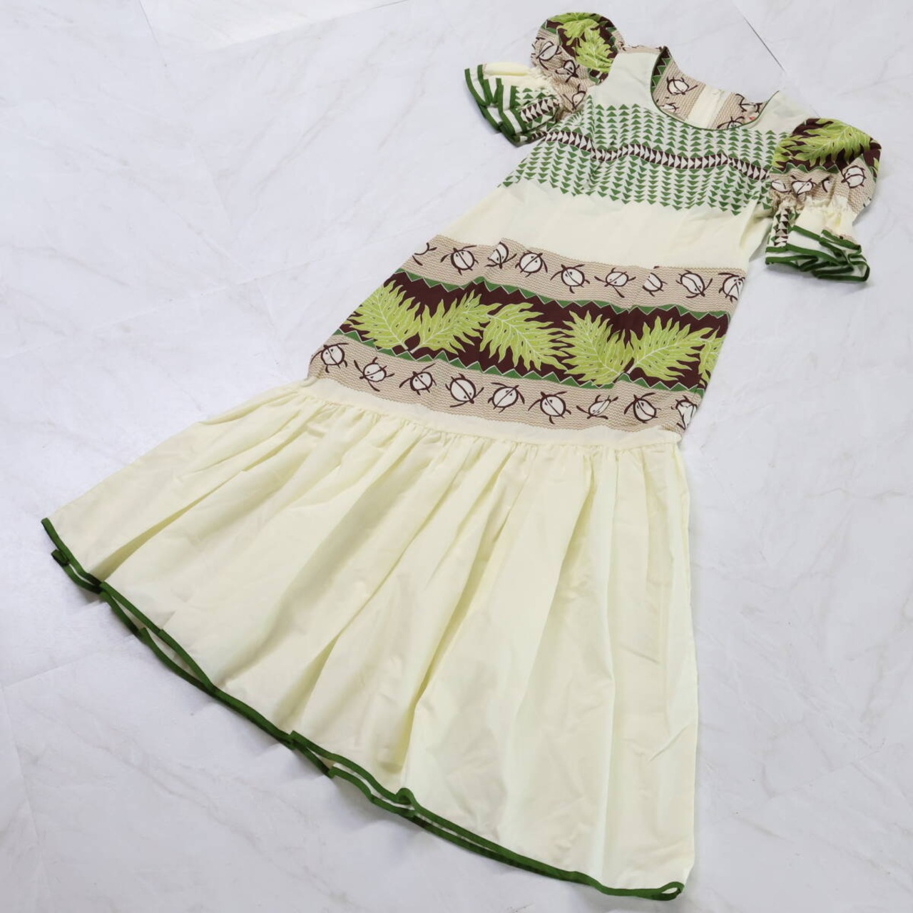 【美品 ハワイ製 フラダンス衣装】アイボリー T&L MUUMUU FACTORY ワンピース ドレス ホヌ柄 白 茶 黄緑 亀 パフスリーブ 絞り