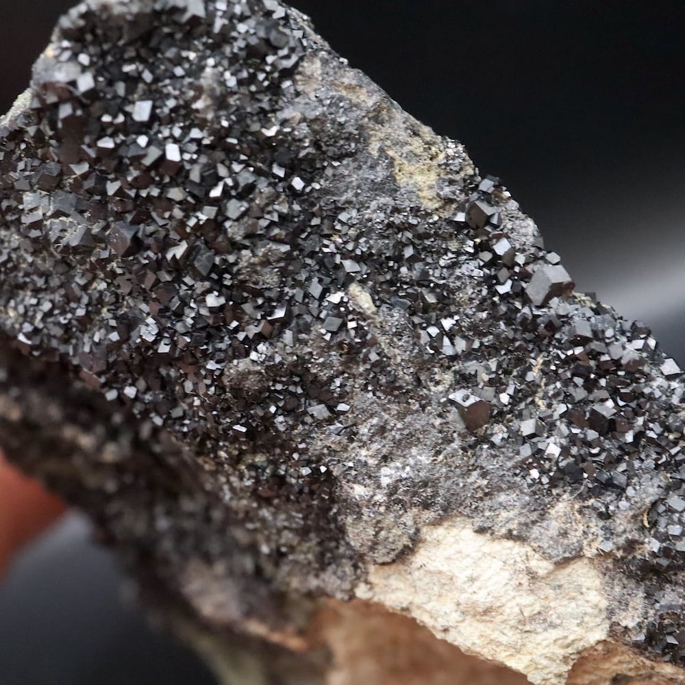 メラナイト ガーネット 灰鉄柘榴石 110g AND206 鉱物 原石 天然石