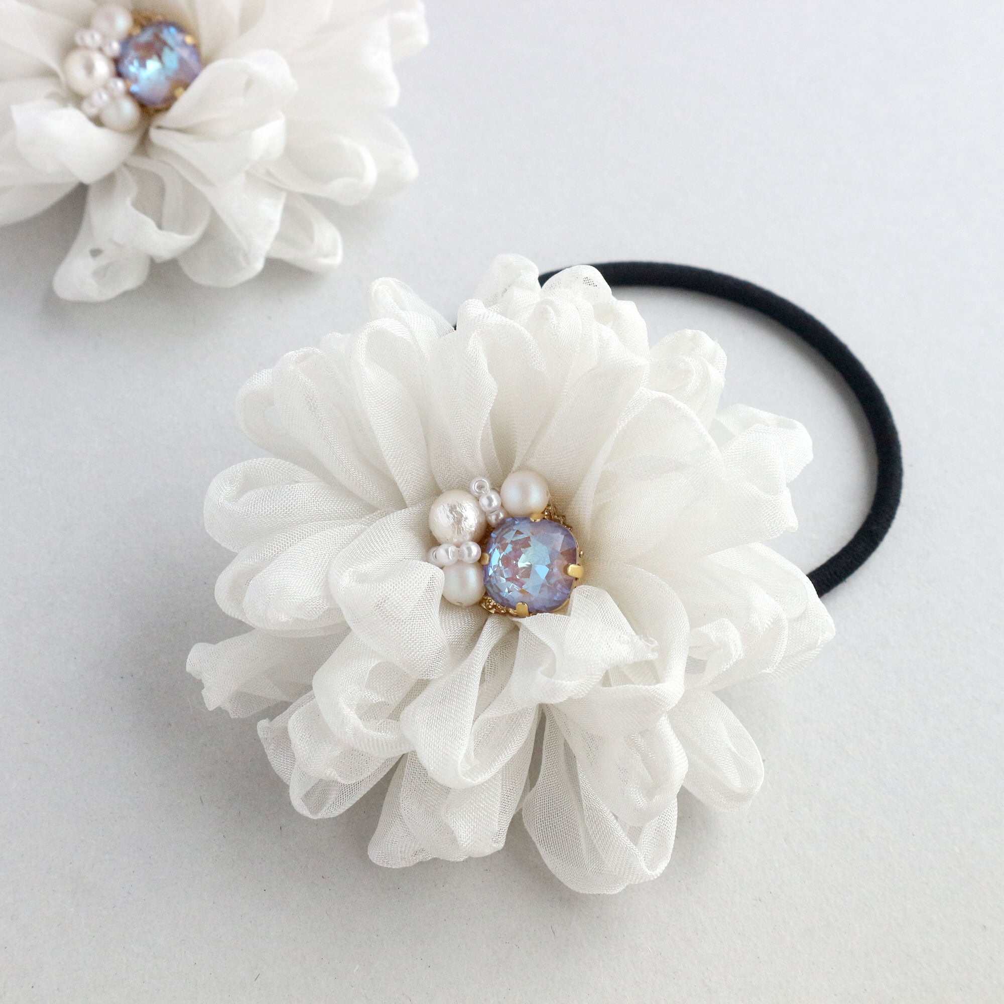 シフォンフリル リボンのふんわりお花ヘアゴム 白 大人 ホワイトグレー 大人可愛い パール プレゼント ビジュー