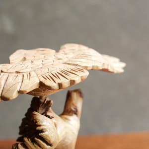 優雅に飛び立つ、木彫りのフクロウ