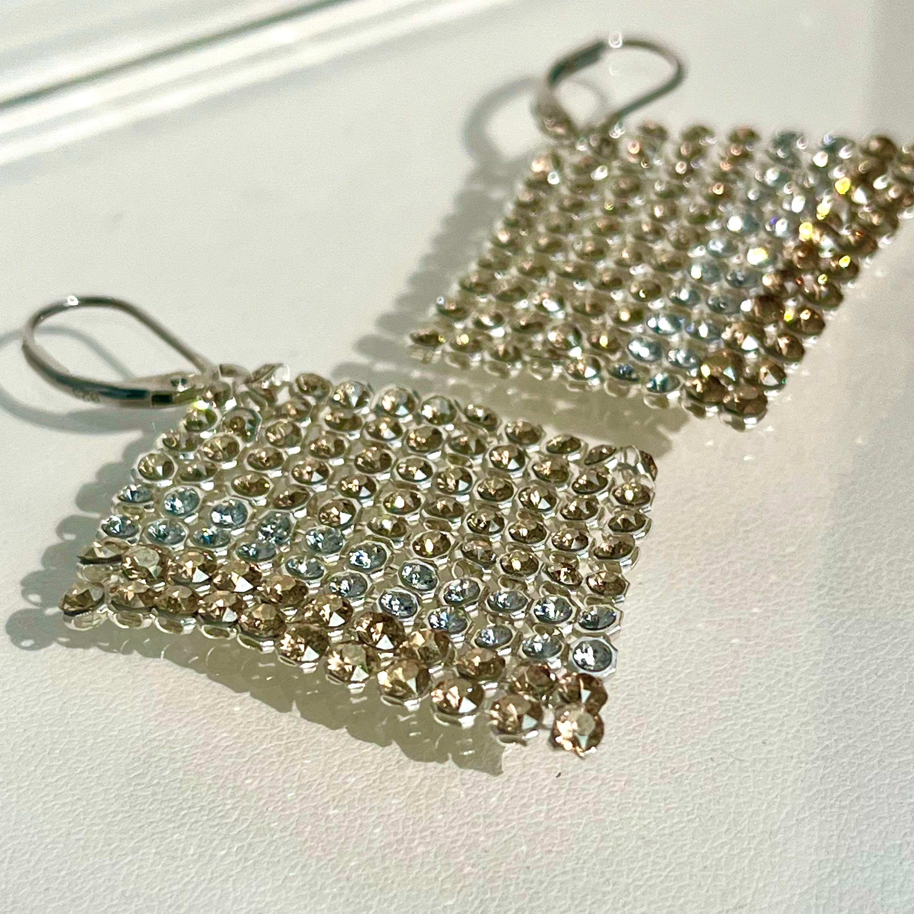 Swarovski社製クリスタルメッシュ使用 ゴールドスクエアピアス | L