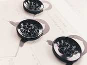 フランス 1900s 2.2c 幾何学の黒花とgalalithe製ボタンセットj アンティーク