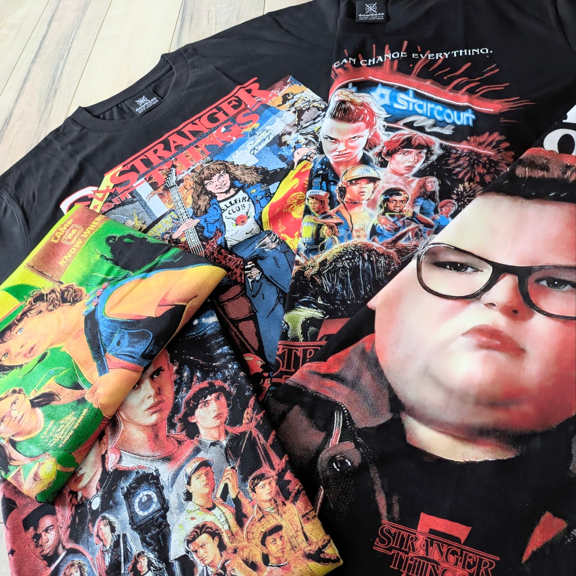 【 Stranger Things / ストレンジャーシングス  】『 Hellfire Club Eddie Munson 80' 』 Tシャツ / エディマンソン / ヘルファイアクラブ〚アメリカン雑貨 アメトイ〛