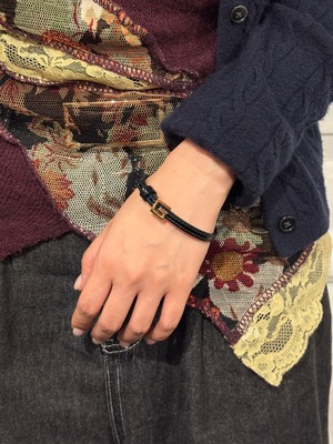 GUCCI / vintage G leather bracelet.