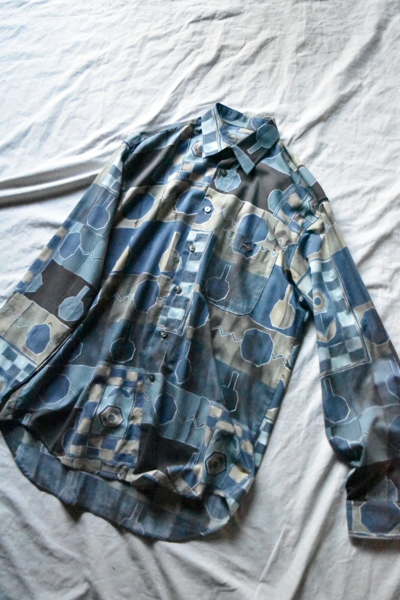 Euro vase pattern shirt