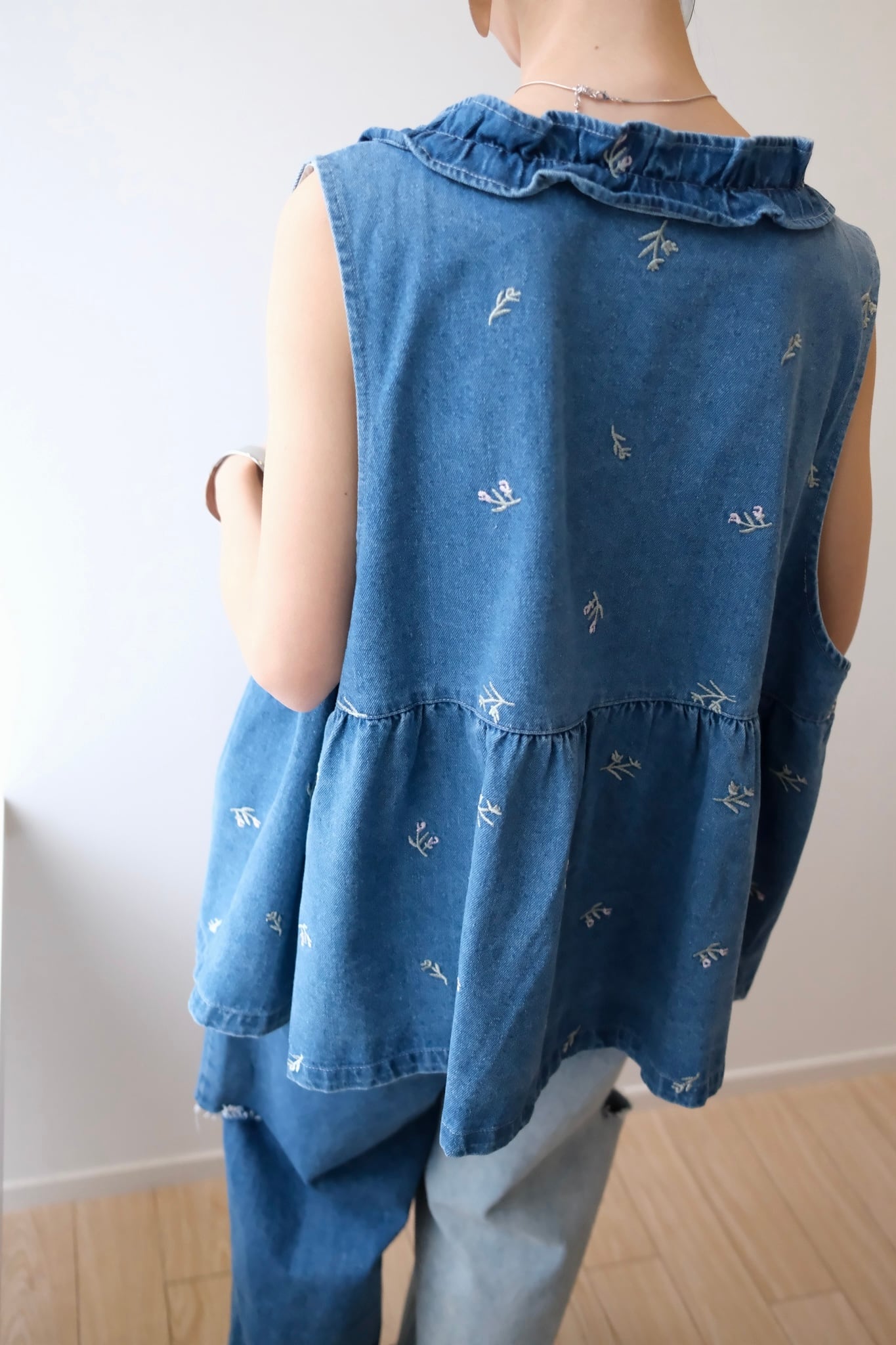 Ruffled Embroidery Denim Vest フリルエンブロイダリーデニムベスト
