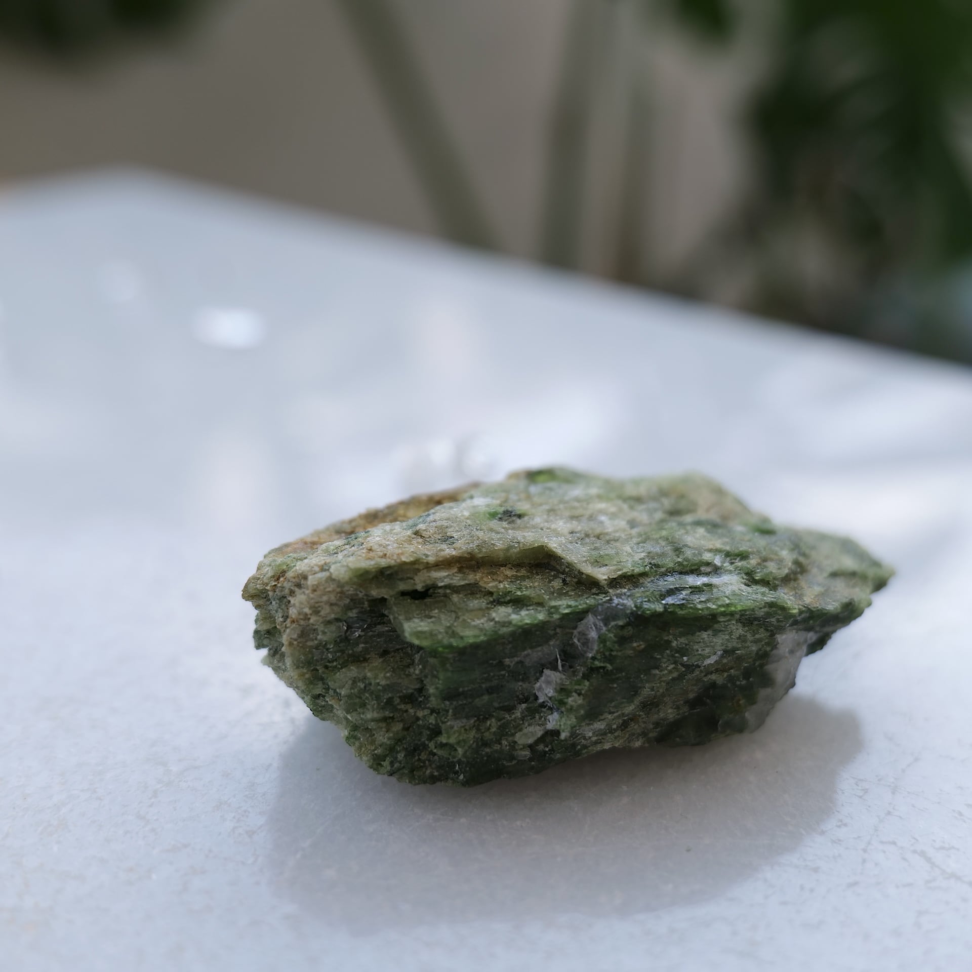 ダイオプサイド 水晶原石 T26_8【地球の生命力を宿したグリーンクリスタル】