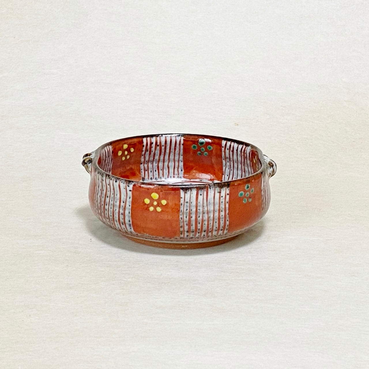 <赫三郎窯>赤絵 ト草梅鉢紋 双耳多用鉢