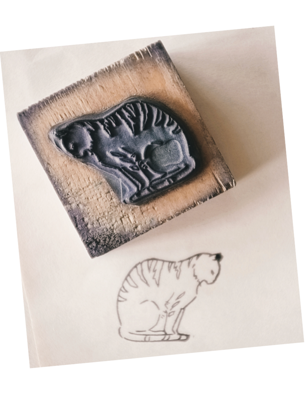 フランス 6c 居眠りの猫さんとメランコリーな木製スタンプ ヴィンテージ