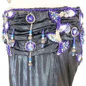 ベリーダンス オリエンタル 衣装 上下セット グリーン系 光沢 ラインストーン ビーズ ストレッチ 伸縮 高級感 スリット 華やか 装飾 豪華 煌びやか ストーン ダンス衣装 アーム 腕飾り トップス スカート ステージ 舞台 ゴージャス パープル系 ブルー系