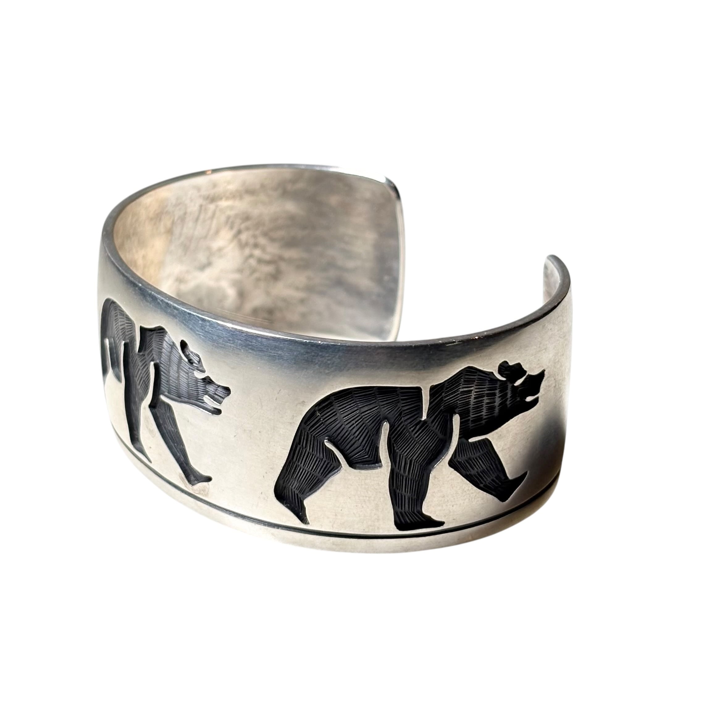 Hopi ホピ族 Andrew Saufkie オーバーレイ バングル Hopi Lawrence Saufkie silver overlay bangle “walking bear” | NOIR