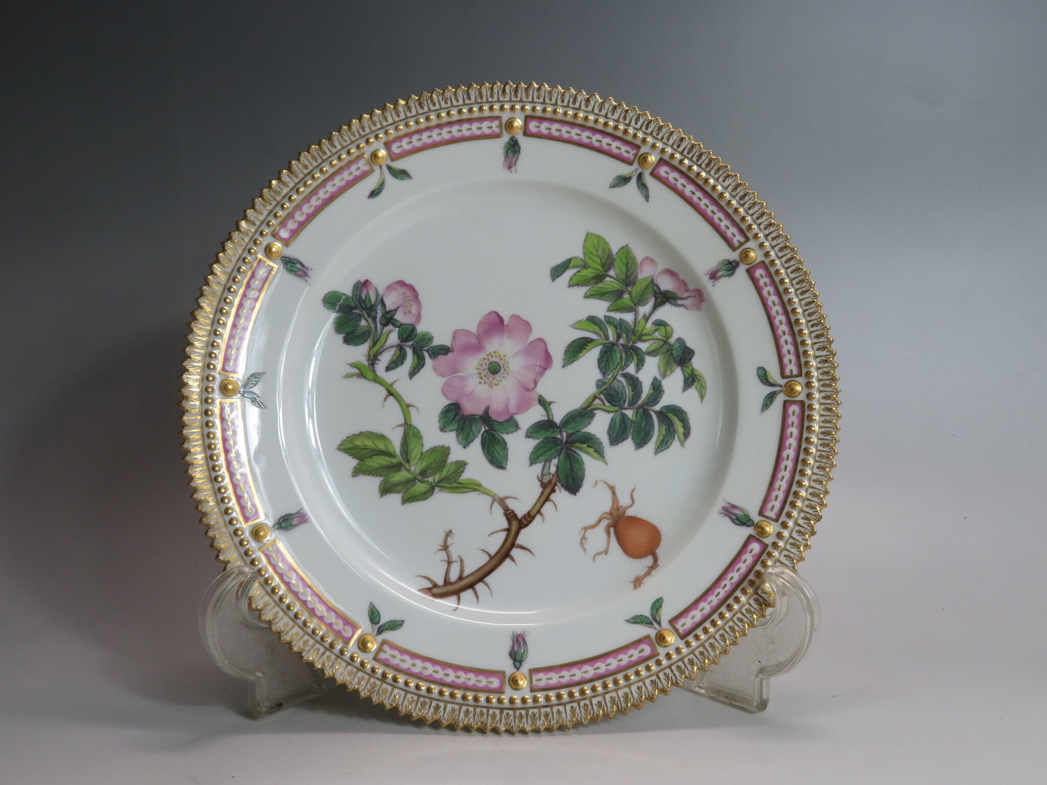 【ロイヤルコペンハーゲン】　プレート　　フローラダニカ 楽天市場】ロイヤルコペンハーゲン フローラ・ダニカ プレートフラット