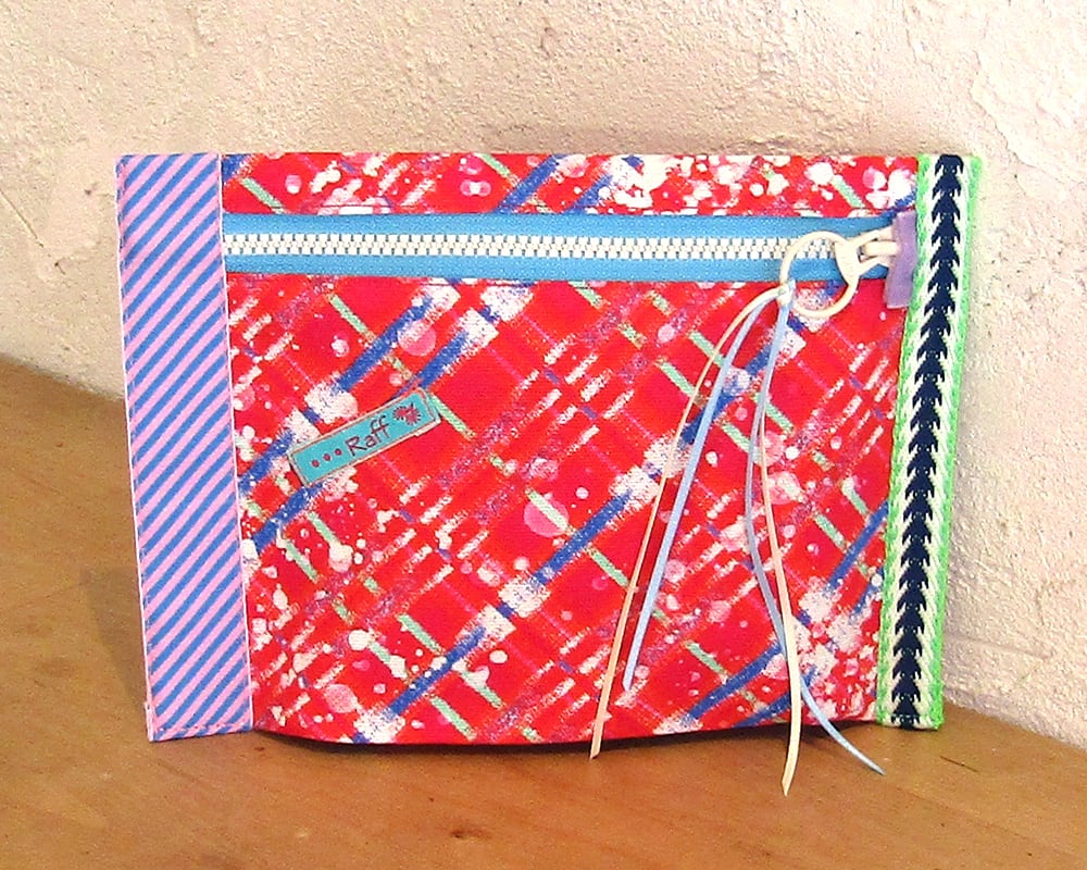 斜めチェック-ファスナーポーチ 赤 マチ付き スリムポーチ 送料無料 | Raff