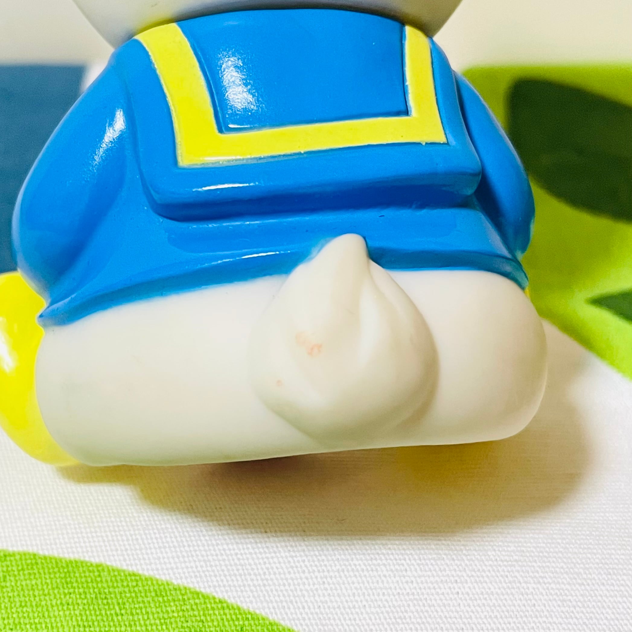 BABY DONALD DUCK SQUEAKY RUBBER DOLL ブロックを持つベビードナルド