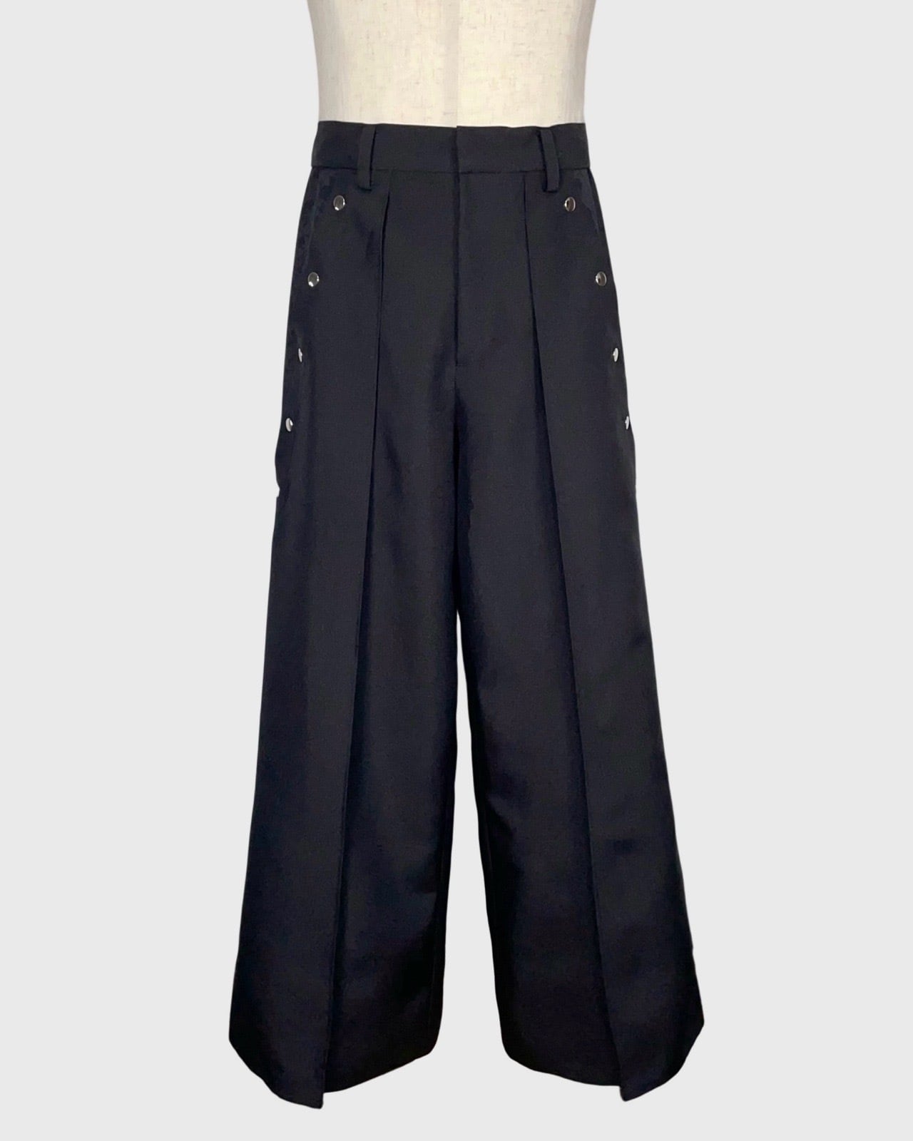 袴風脇開きパンツ Hakama wide-legged pants with buttoned side