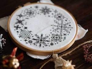 【動画で学ぶ】ブラックワーク刺繍deクリスマスリースキット《#おうち時間を工夫で楽しく》