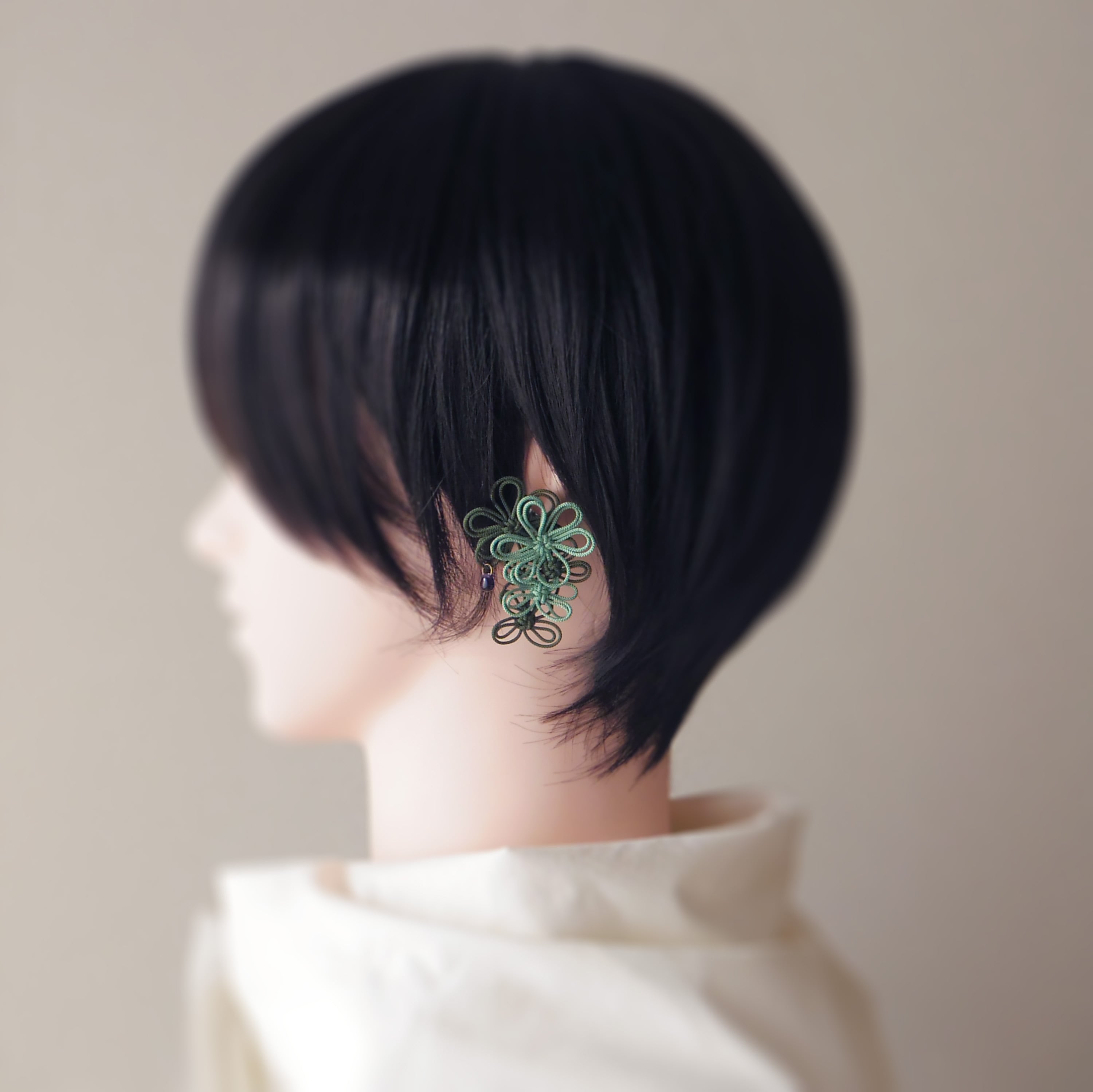 飾り結びかたっぽイヤーカフ「かおり瑞々」(淡緑×深緑)【軽量和風アクセ】