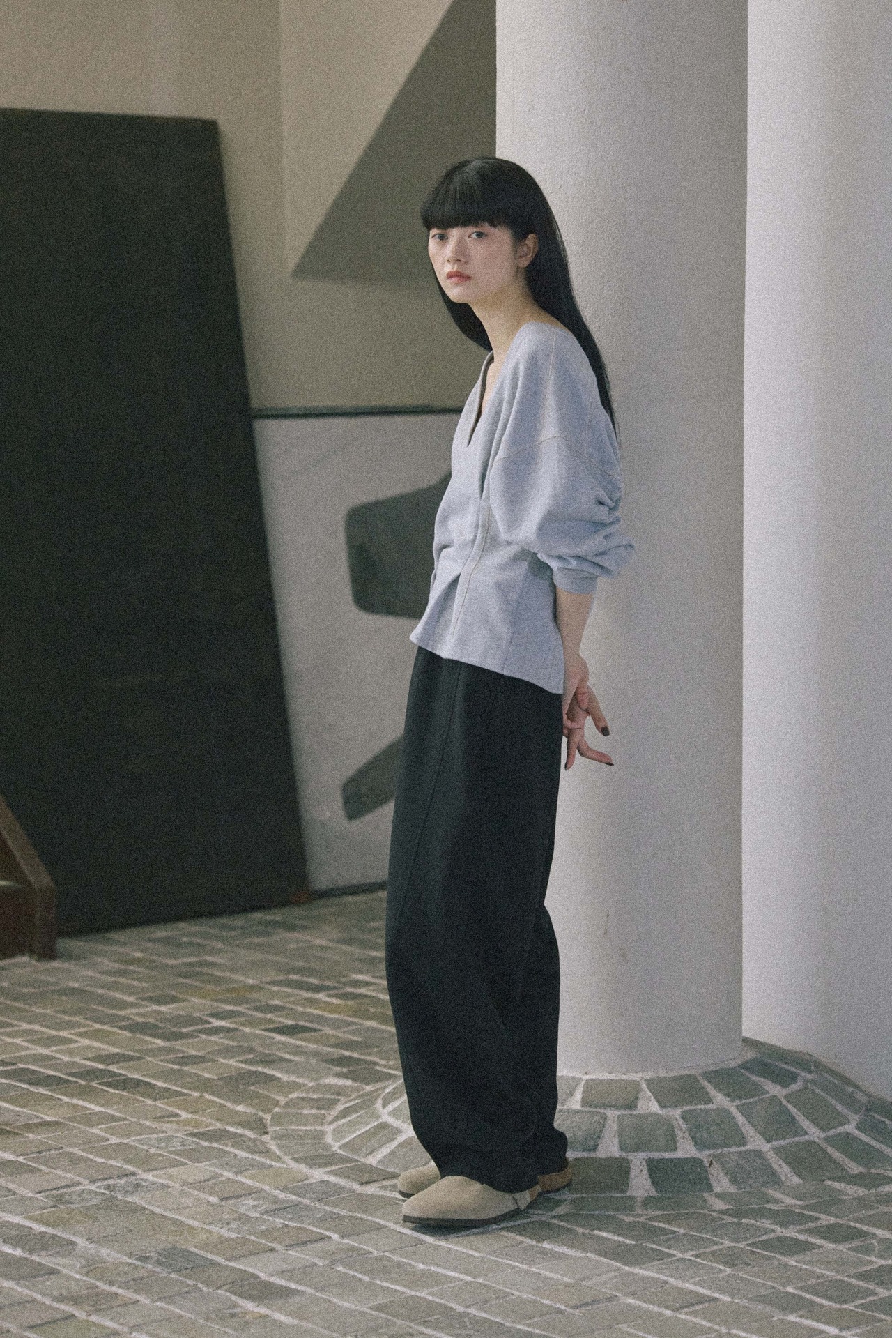 DU260712 Vneck Tuck Design Sweat