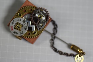 時計部品と歯車　ピンブローチ　ハットピン roku倉敷