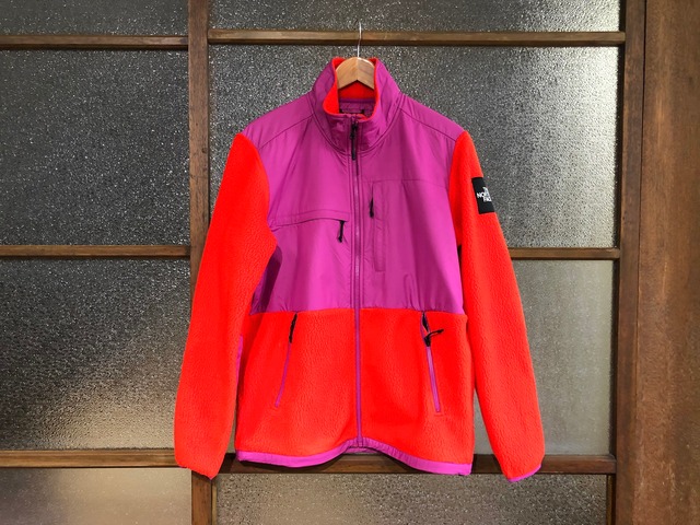 THE NORTH FACE DENALI FLEECE JACKET  (FRYRD/WLDASTRPR)