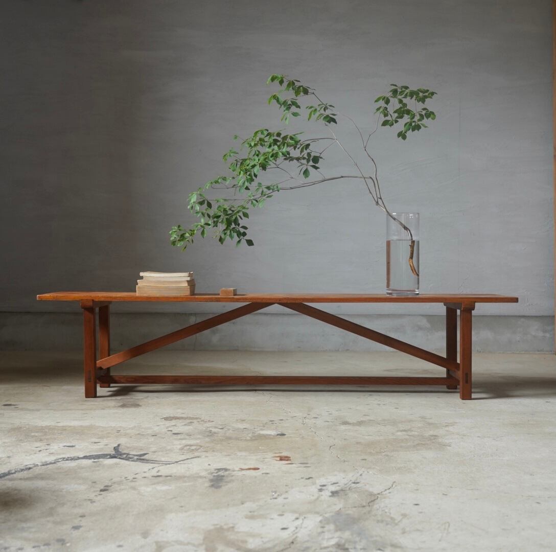 古い無垢材のベンチ