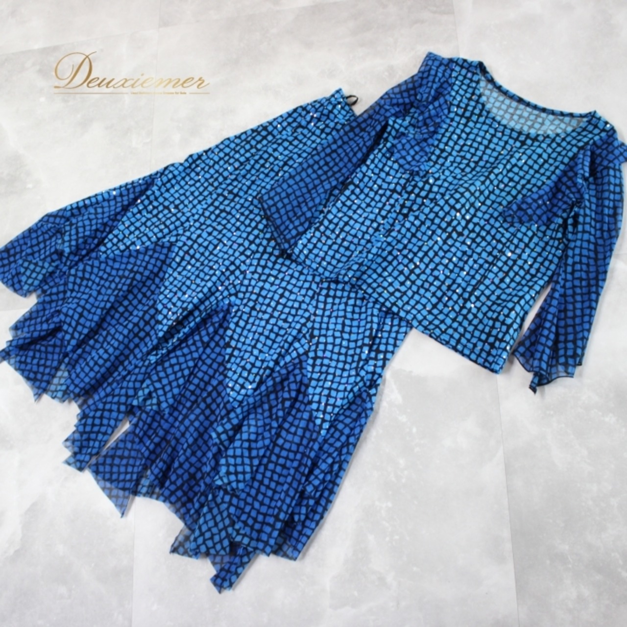 社交ダンス 衣装 スタンダード 上下セット ツーピース レッスンウェア パーティ衣装 ACROSS ブラック系 ブルー系 青 黒 ホログラム キラキラ 伸縮性 ウエストゴム ポリエステル 総丈約49cm 総丈約80cm 肩幅約38cm 身幅約47cm ウエスト約42.5cm ウエスト約34cm きらめく デザイン フォーマル用 トレンド レディース おしゃれ 体型カバー ドレス コスチューム