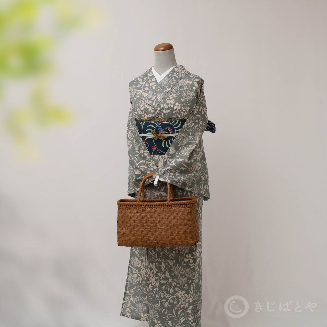 綿麻浴衣 錆青磁に季節の花々 | きじばとや