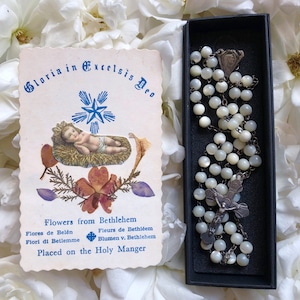 押し花のホーリーカードと真珠貝のロザリオ
