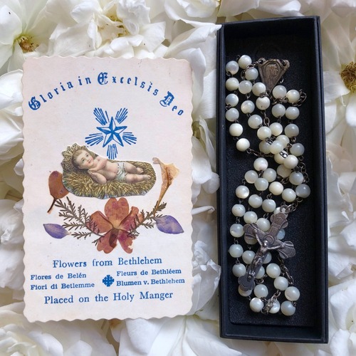押し花のホーリーカードと真珠貝のロザリオ