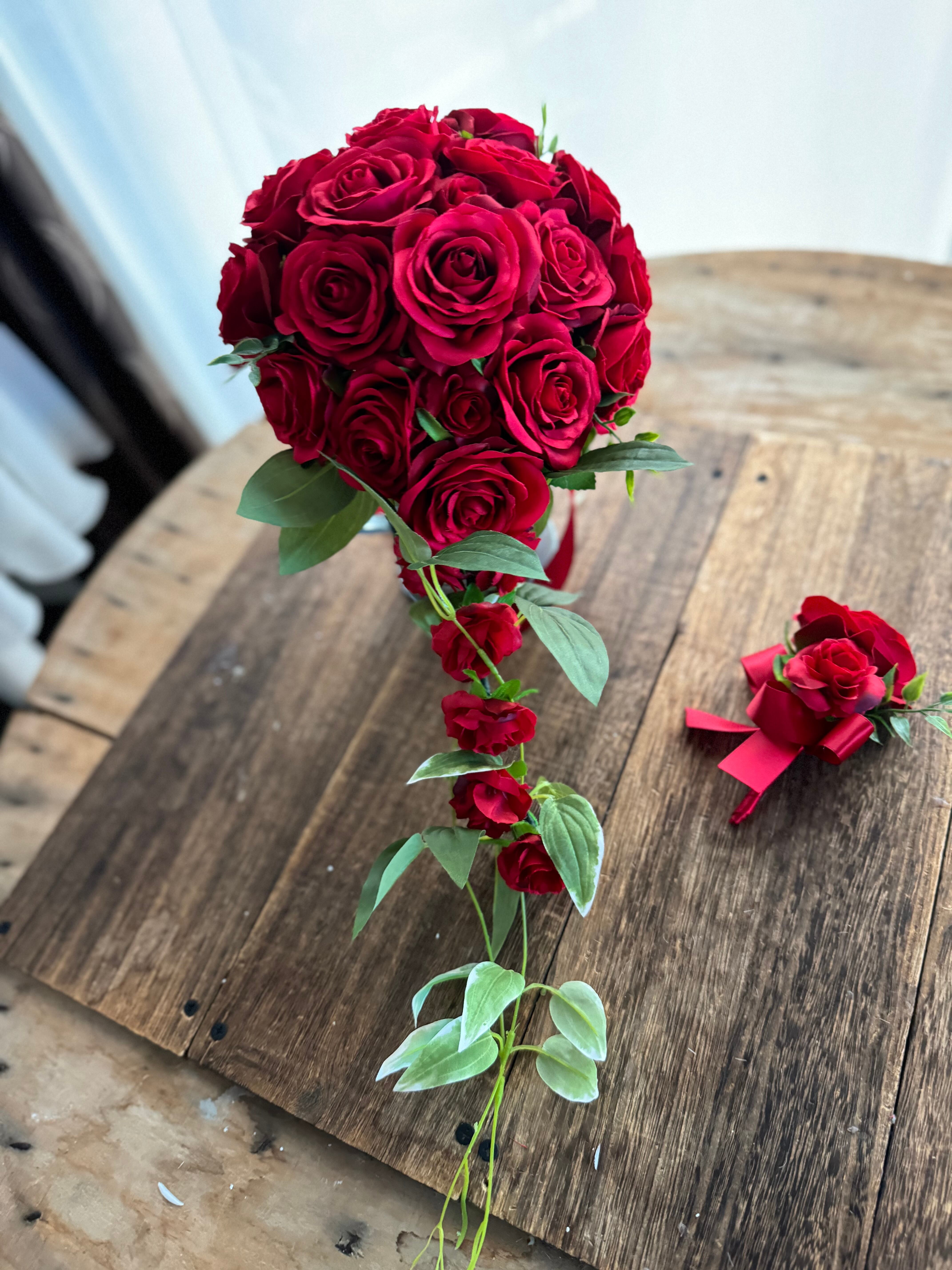 赤バラキャスケードブーケ☆ブートニア | houkiboshi